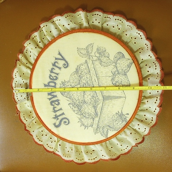 Vintage Strawberry Decor in Embroidery Hoop w/ Eyelet Trim - Picture 4 of 4